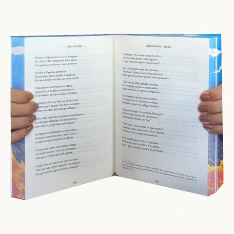 Livro aberto nas páginas do Inferno, com mãos preservadas da filmagem original