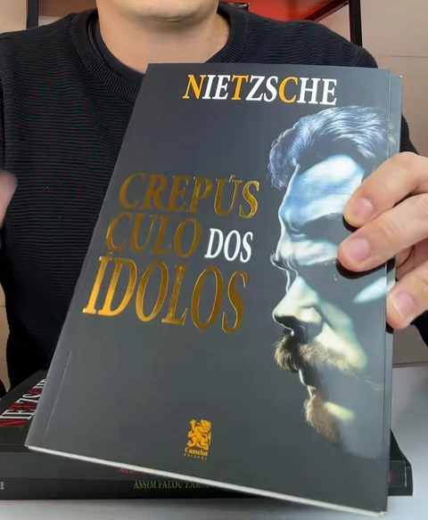 Capa preta, azul e dourada de Crepúsculo dos Ídolos
