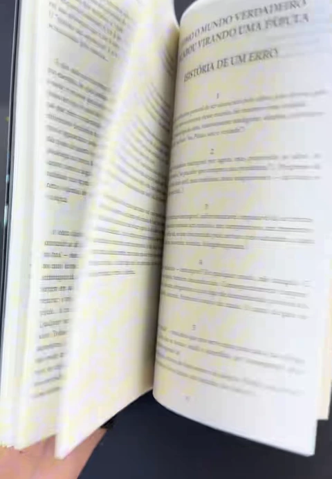 Páginas abertas de um dos livros da Biblioteca Nietzsche