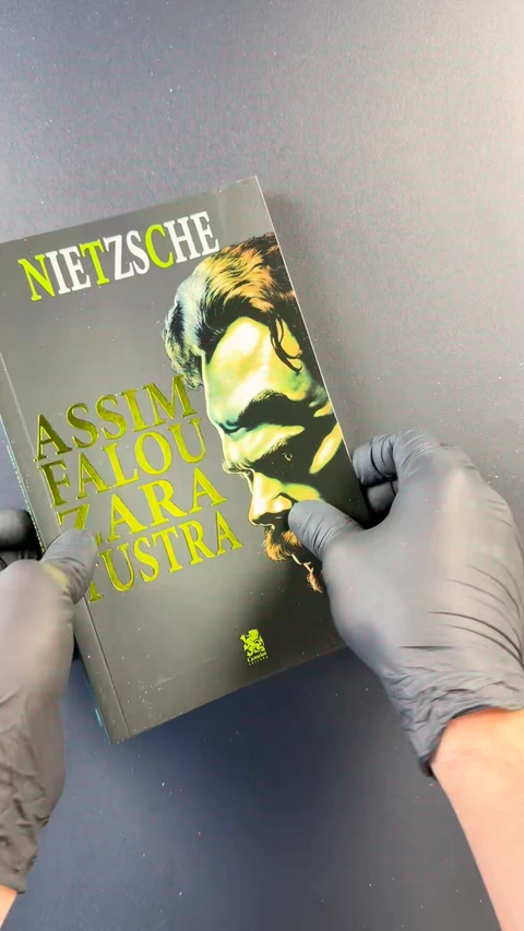 Capa preta e verde de Assim Falou Zaratustra com retrato de Nietzsche